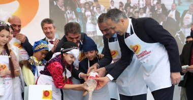 Officials help children to make the bread, in Istanbul, Turkey, Apr. 21, 2022. (DHA PHOTO) 
