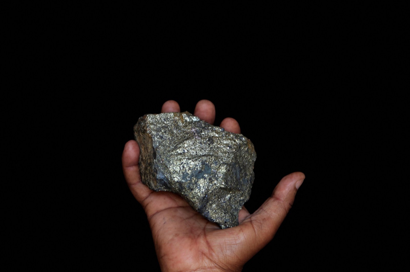 A mine employee shows a piece of copper ore at the Kilembe mines, in the foothills of the Rwenzori Mountains, Uganda, Jan. 31, 2013. (Reuters Photo)