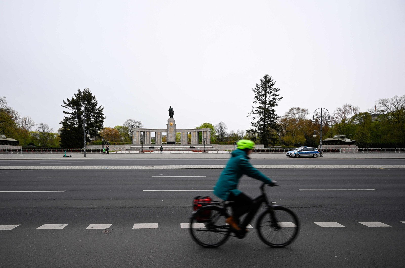 A cyclist passes by the Soviet War Memorial dedicated to the fallen soldiers in WWII in Berlin‘s Tiergarten district on April 21, 2022. (AFP Photo)