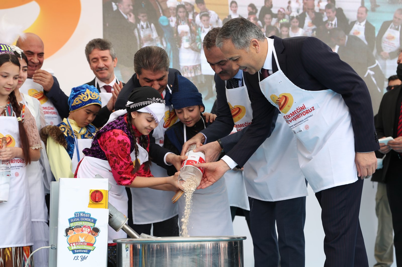 Officials help children to make the bread, in Istanbul, Turkey, Apr. 21, 2022. (DHA PHOTO) 