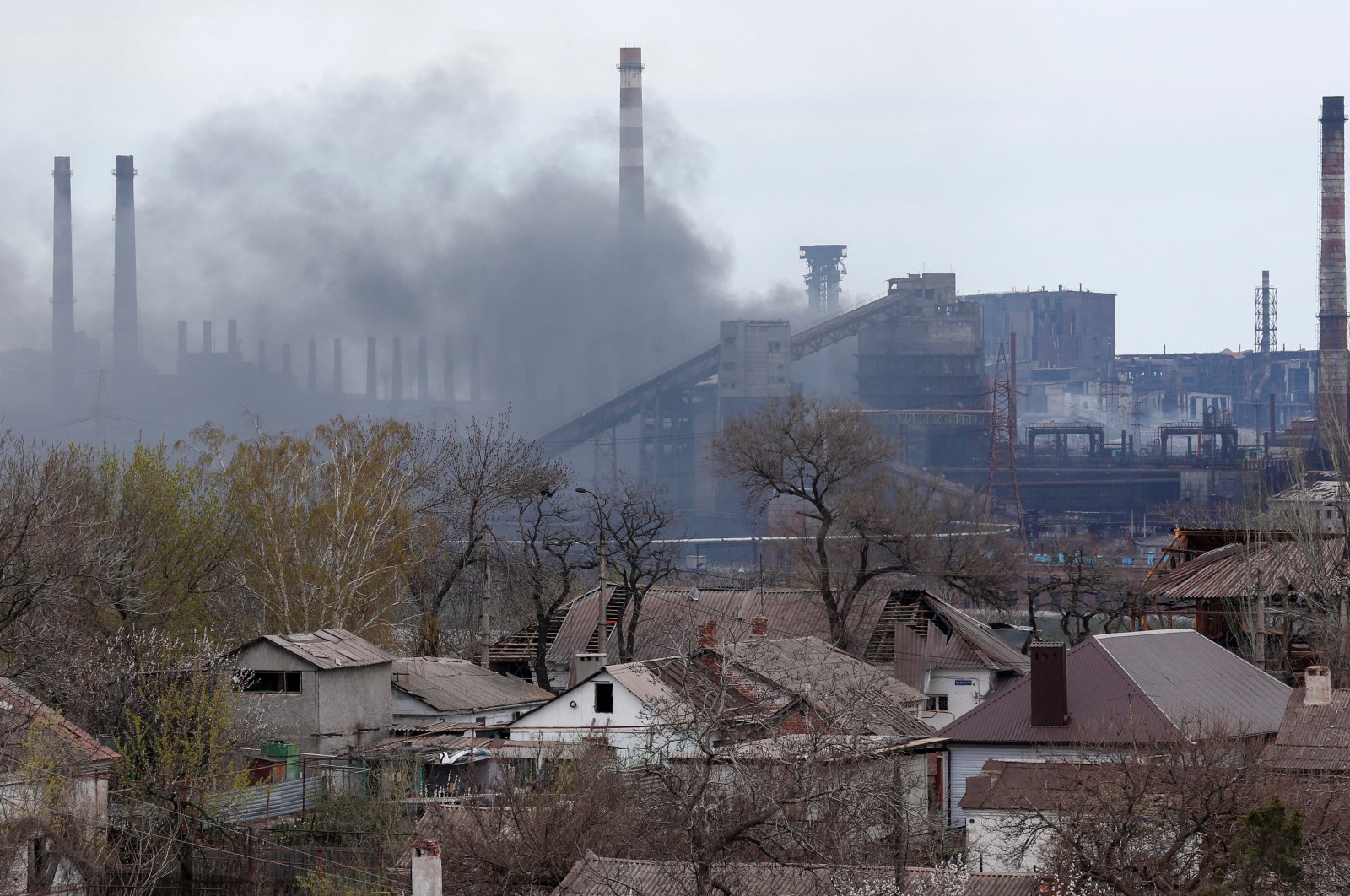 Smoke rises above a plant of Azovstal iron and steel plant during the Ukraine-Russia conflict in the southern port city of Mariupol, Ukraine, April 21, 2022. (Reuters Photo)