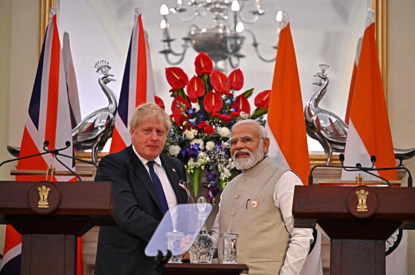 India&#039;s Prime Minister Narendra Modi (R) shakes hands with his British counterpart Boris Johnson after a joint press briefing at Hyderabad House in New Delhi, India, April 22, 2022. (AFP Photo)