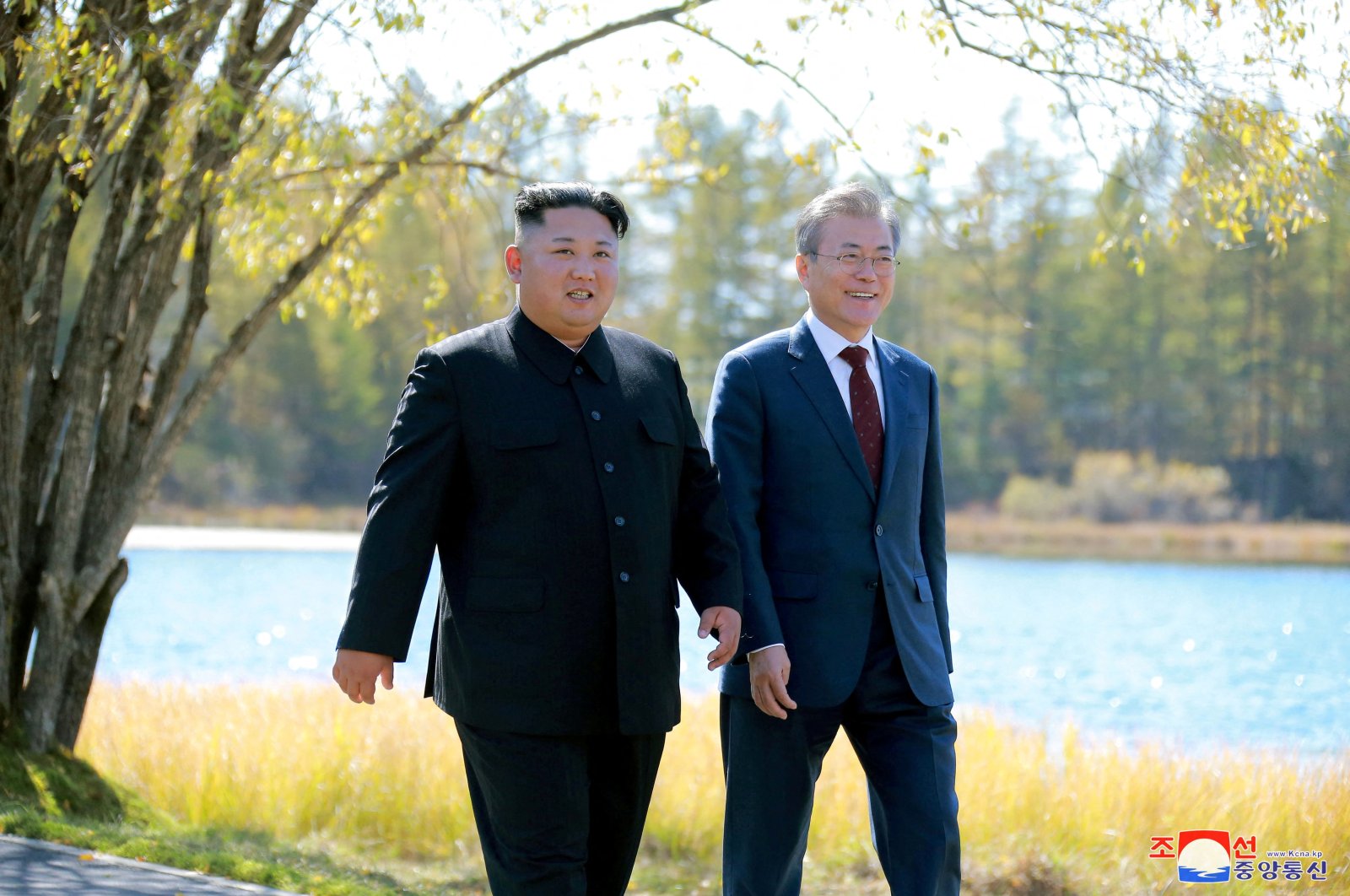 South Korean President Moon Jae-in (R) and North Korean leader Kim Jong Un walk during a luncheon, in this photo released by North Korea&#039;s Korean Central News Agency (KCNA) on Sept. 21, 2018. (KCNA via Reuters)
