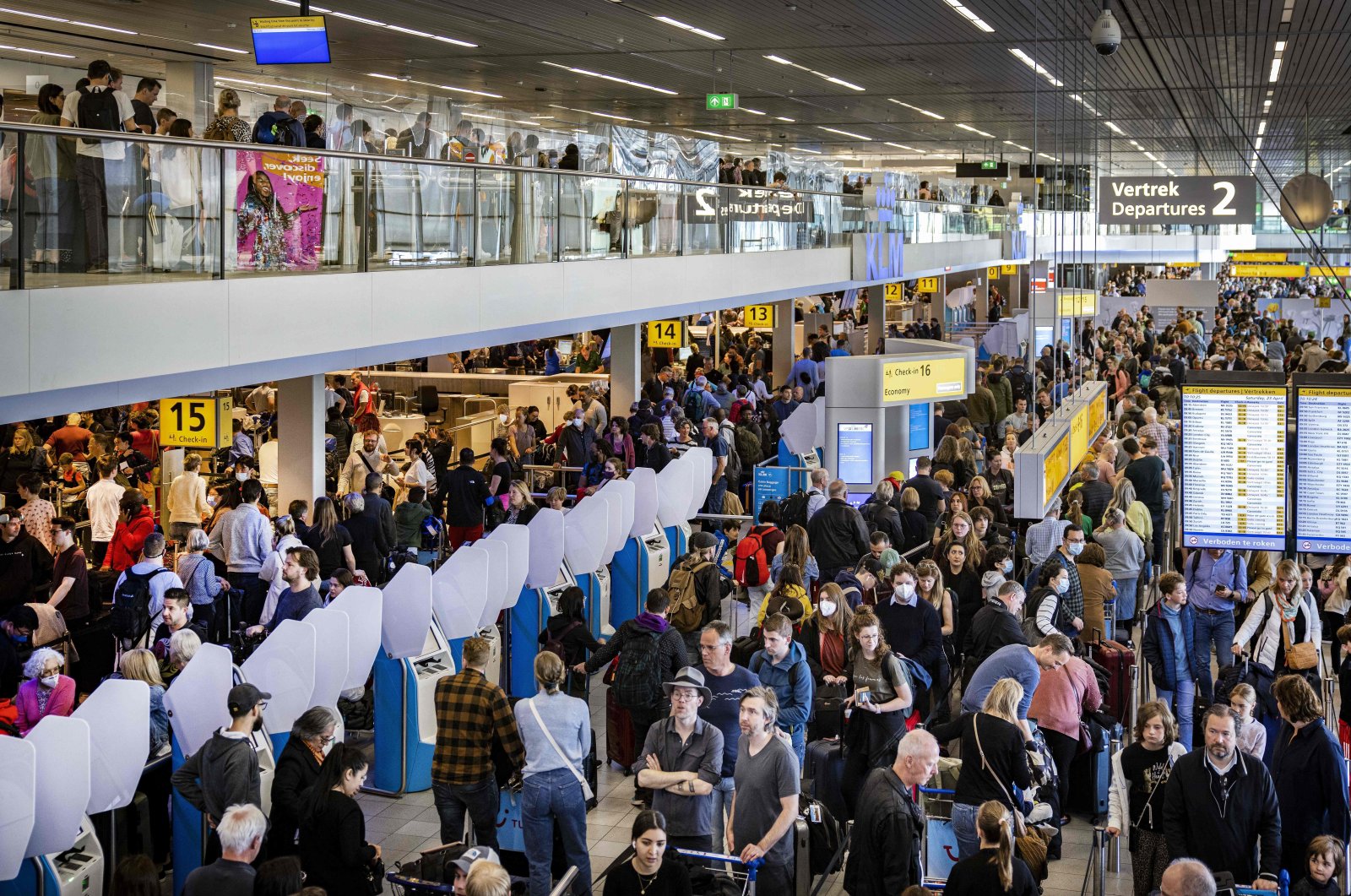 Travelers wait at the luggage claim area of Schiphol Airport, near Amsterdam during a strike of KLM personnel handling luggage, The Netherlands, April 23, 2022. (AFP Photo)