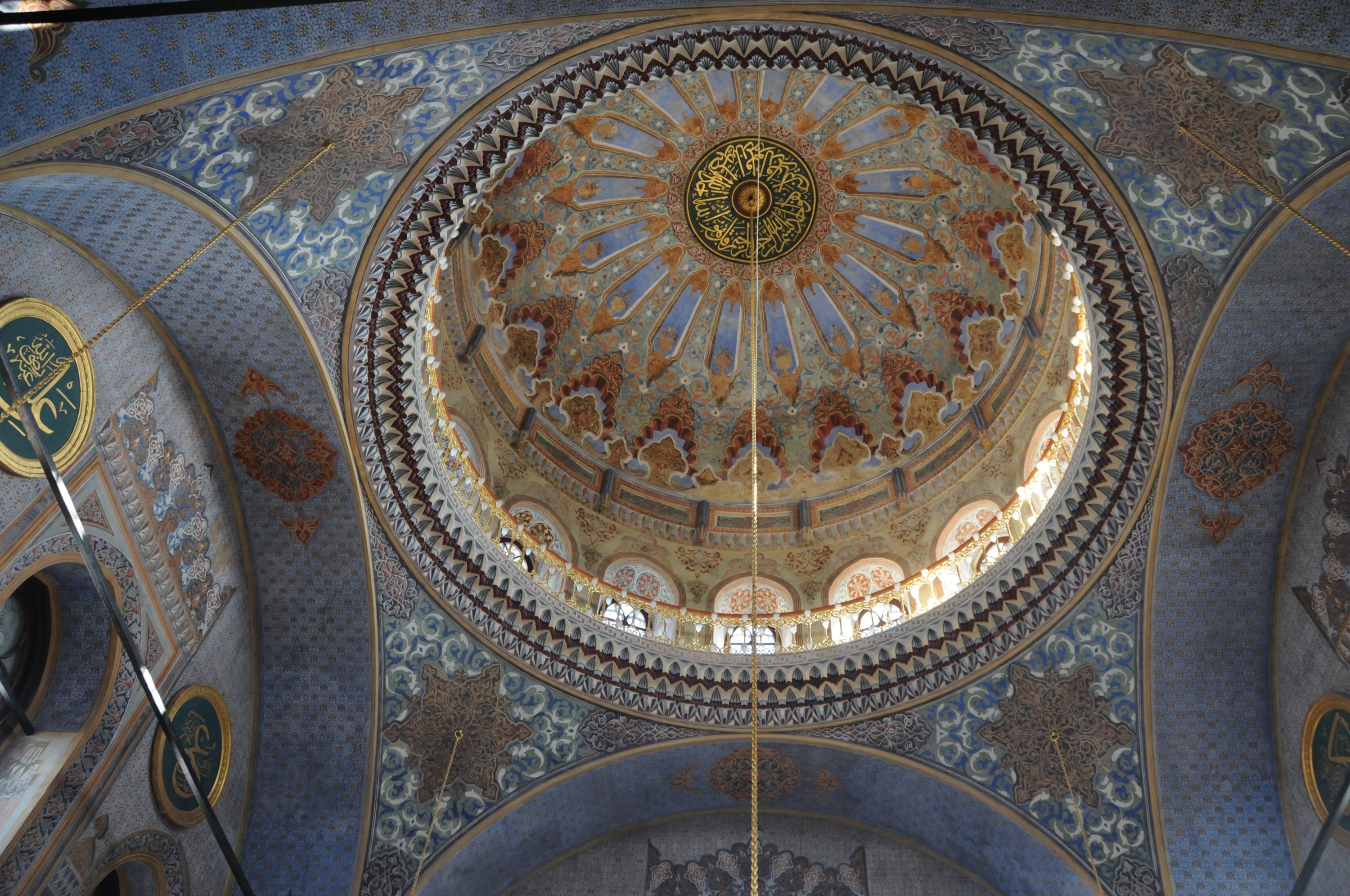 Eine Innenansicht der Pertevniyal Valide Sultan Moschee, Aksaray, Istanbul, 9. März 2011. (Foto von Hasan Ay)