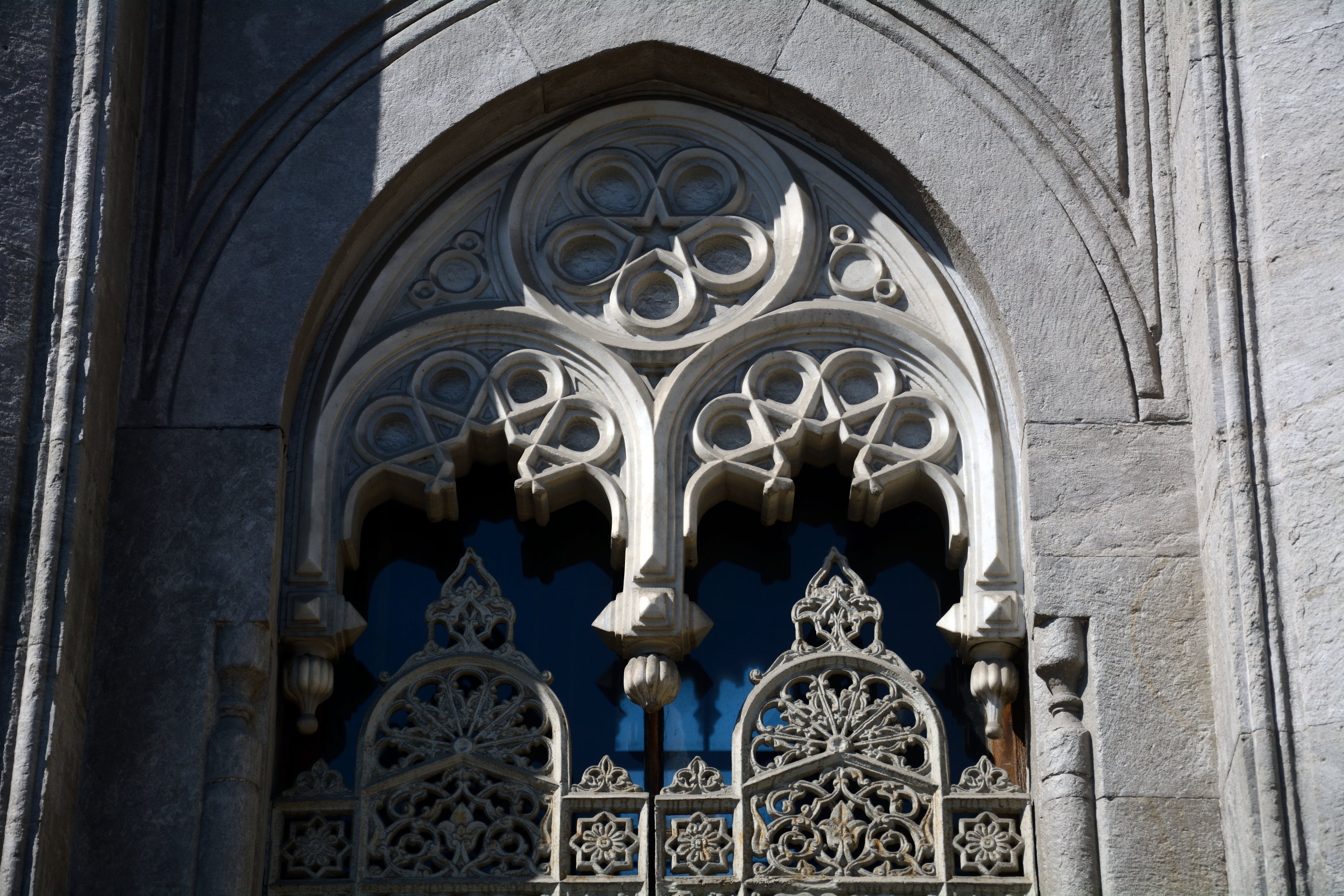 Eine Nahaufnahme der architektonischen Details der Pertevniyal Valide Sultan Moschee, Aksaray, Istanbul, 17. März 2019. (Shutterstock) 