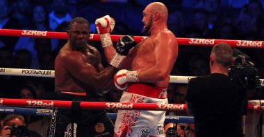 Tyson Fury (R) lands a punch to knockout Dillian Whyte in their WBC heavyweight title fight, London, England, April 23, 2022. (AFP Photo)