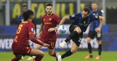 Inter Milan's Hakan Çalhanoğlu (R) controls the ball during a Serie A match against Roma, Milan, Italy, April 23, 2022. (AP Photo)