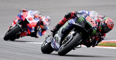 Yamaha French rider Fabio Quartararo (R) competes in the MotoGP Portuguese Grand Prix, Portimao, Portugal, April 24, 2022. (AFP Photo)