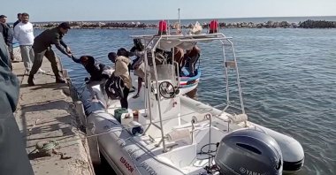 A Tunisian national coast guard helps migrants to get off a rescue boat in Jbeniana, Safx, Tunisia, April 23, 2022. (Reuters Photo)