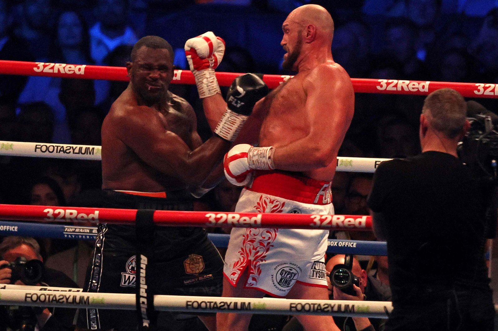 Tyson Fury (R) lands a punch to knockout Dillian Whyte in their WBC heavyweight title fight, London, England, April 23, 2022. (AFP Photo)