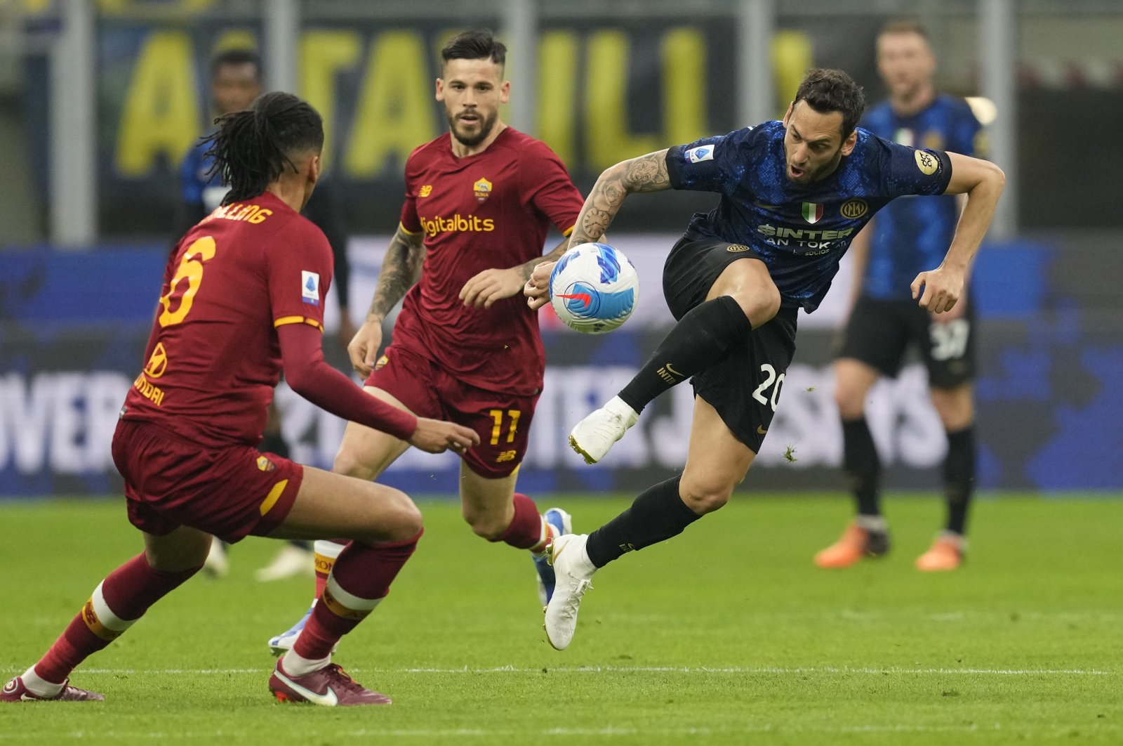 Inter Milan&#039;s Hakan Çalhanoğlu (R) controls the ball during a Serie A match against Roma, Milan, Italy, April 23, 2022. (AP Photo)