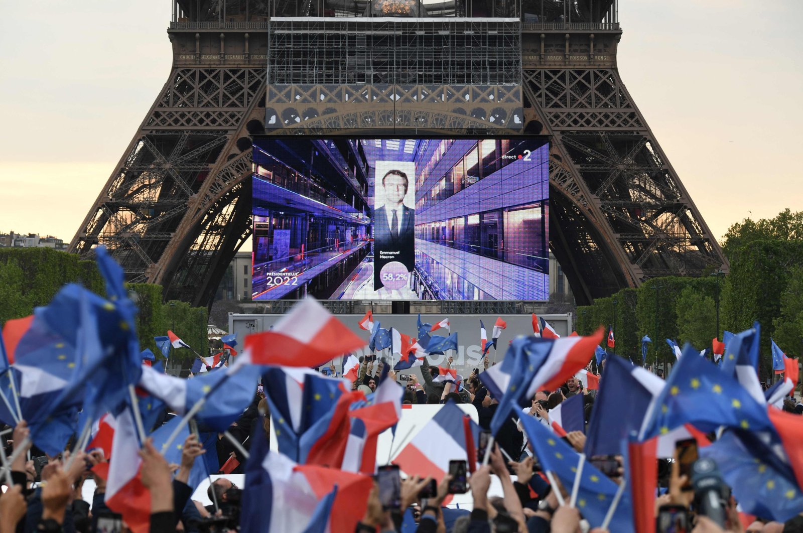 Supporters react after the victory of French President and La Republique en Marche (LREM) party candidate for reelection Emmanuel Macron in France&#039;s presidential election, the Champ de Mars, Paris, France, April 24, 2022. (AFP Photo)