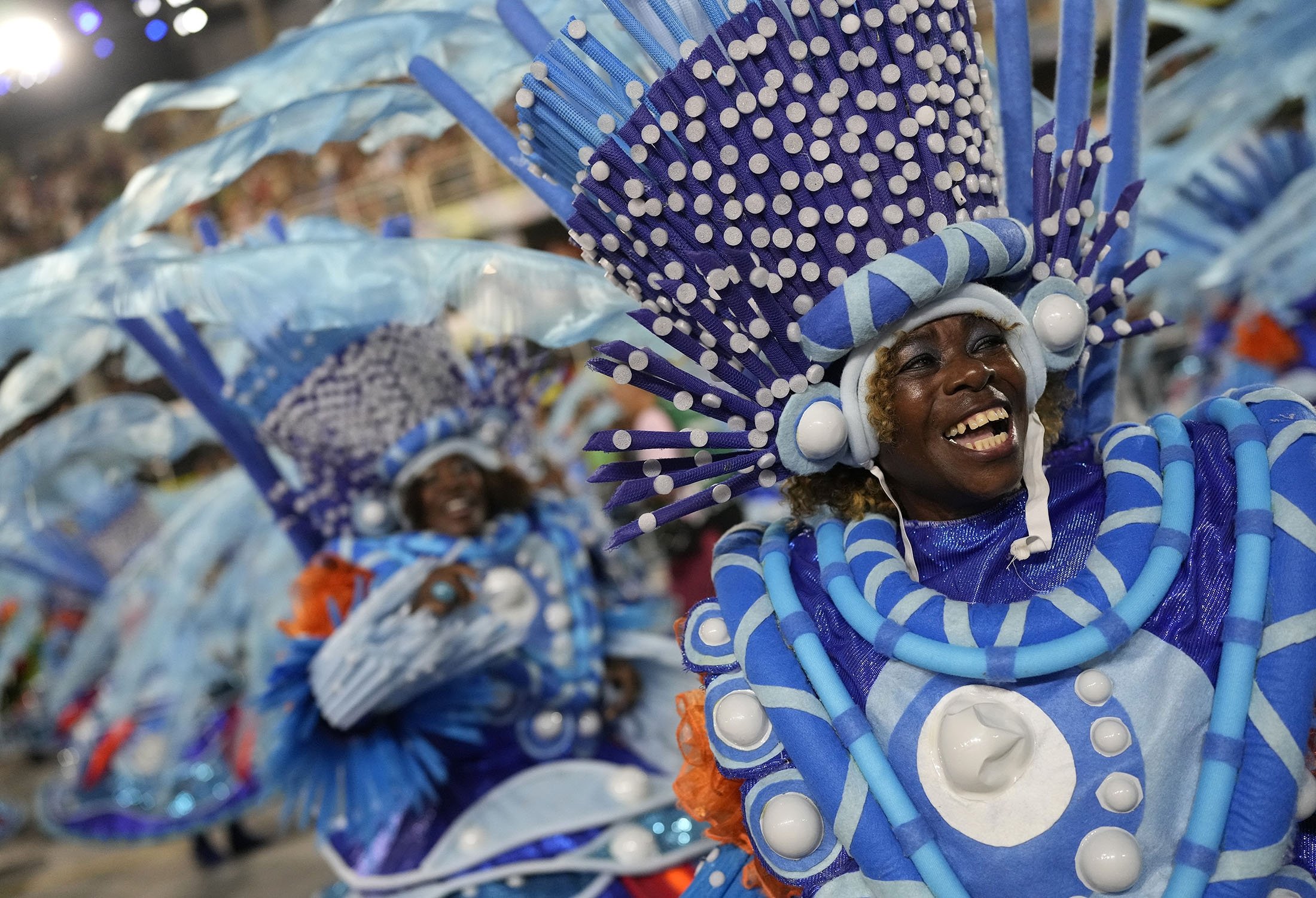 Feathers Headpieces And Samba Rio Carnival Back In Full Force Daily Sabah