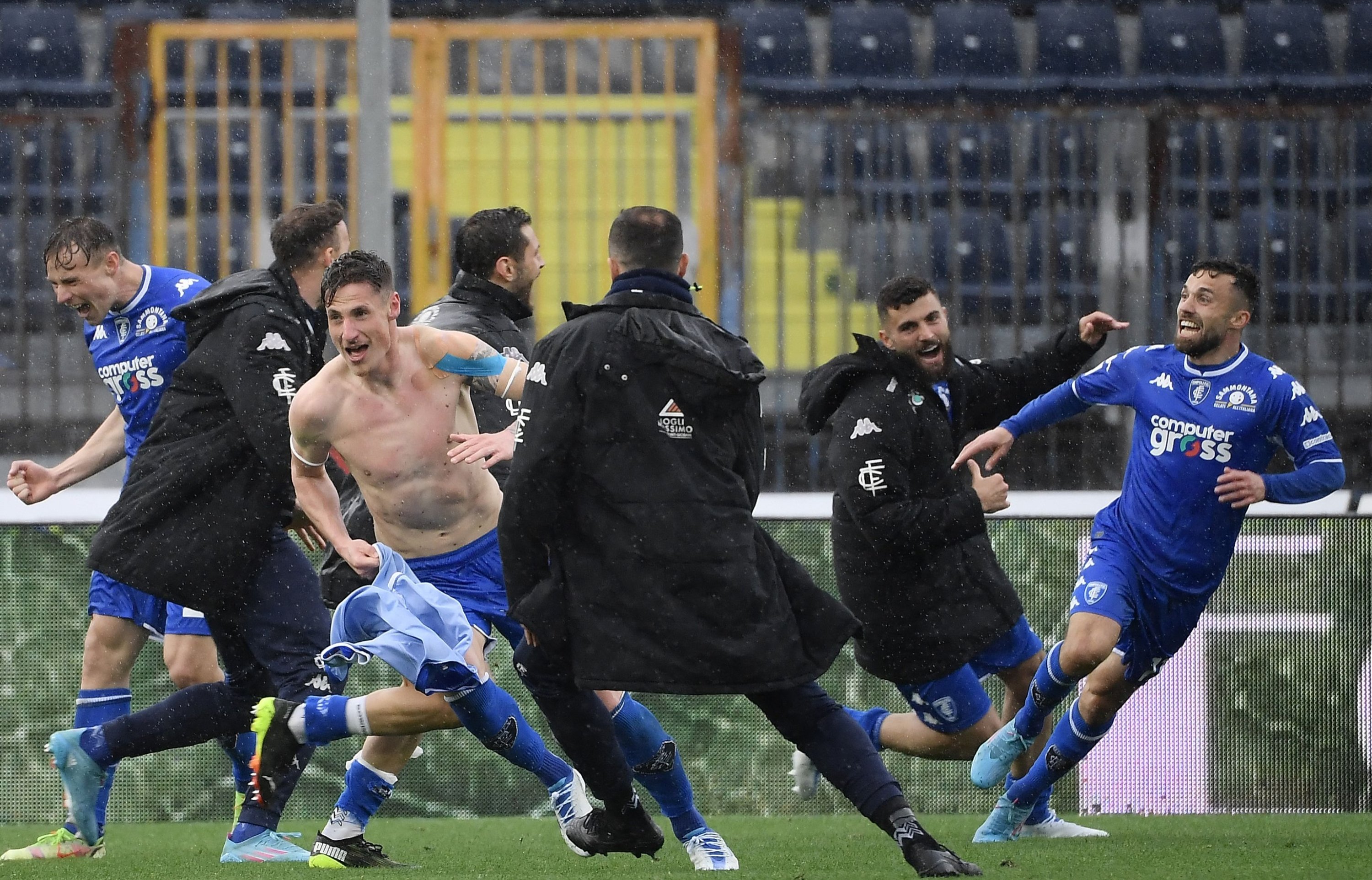 Para pemain Empoli merayakan gol kemenangan ke gawang Napoli, Empoli, Italia, 24 April 2022. (AFP Photo)