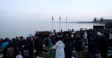 People attend the dawn service at Anzac Cove, in Çanakkale, western Turkey, April 25, 2022. (AA Photo)