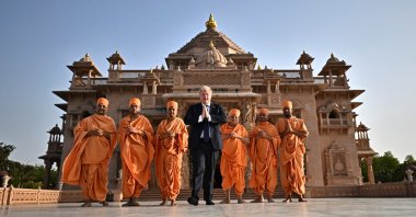 British Prime Minister Boris Johnson poses with Hindu holy men in front of the Swaminarayan Akshardham temple, Gandhinagar, India, April 21, 2022. (Reuters Photo)