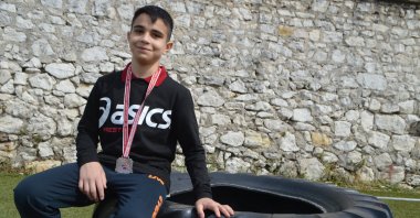 Deniz Arnaut poses with his medal in Lüleburgaz, western Turkey, April 24, 2022. (AA Photo)