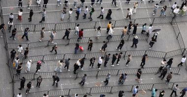 Residents line up at a makeshift nucleic acid testing site during mass testing for COVID-19 following the outbreak, in Beijing, China, April 25, 2022. (Reuters Photo)