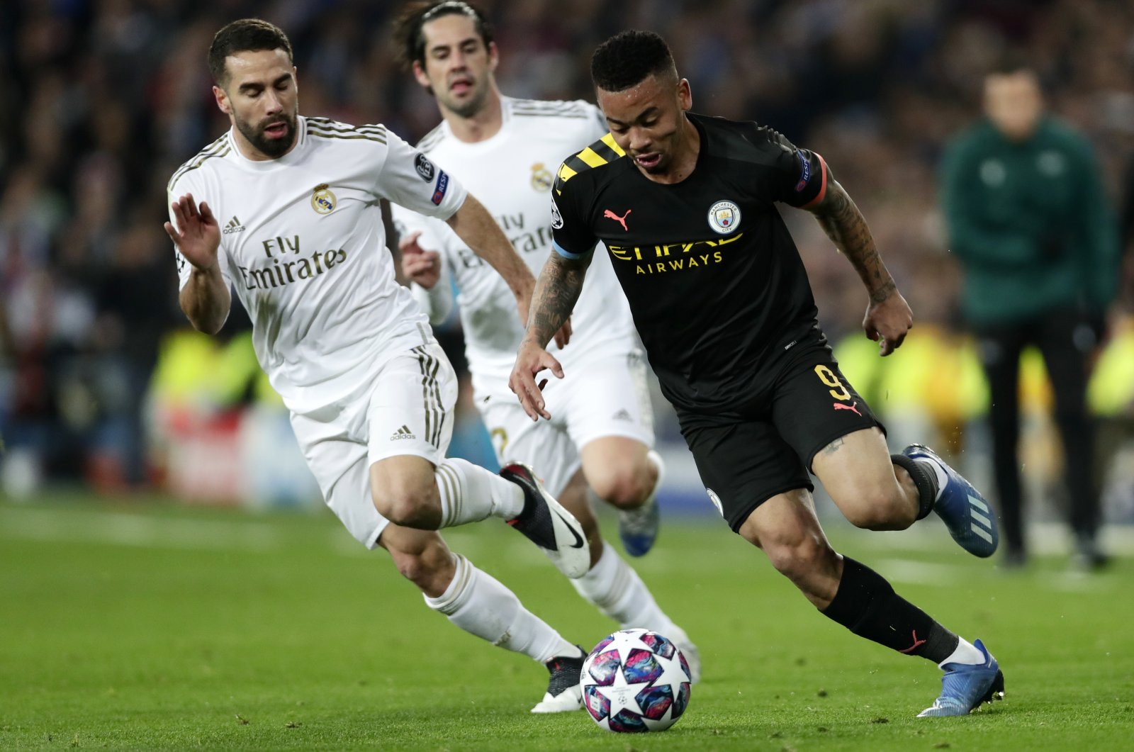 Man City&#039;s Gabriel Jesus (R) vies with Real&#039;s Dani Carvajal during their Champions League match, Madrid, Spain, Feb. 26, 2020. (AP Photo)