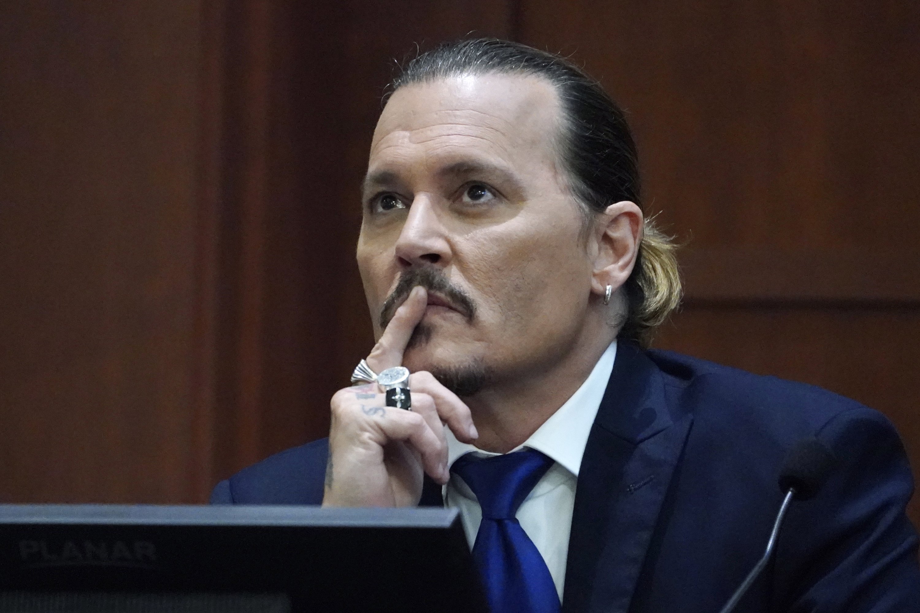 Aktor AS Johnny Depp bersaksi di ruang sidang di Fairfax County Circuit Courthouse di Fairfax, Virginia, AS, 25 April 2022. (EPA)