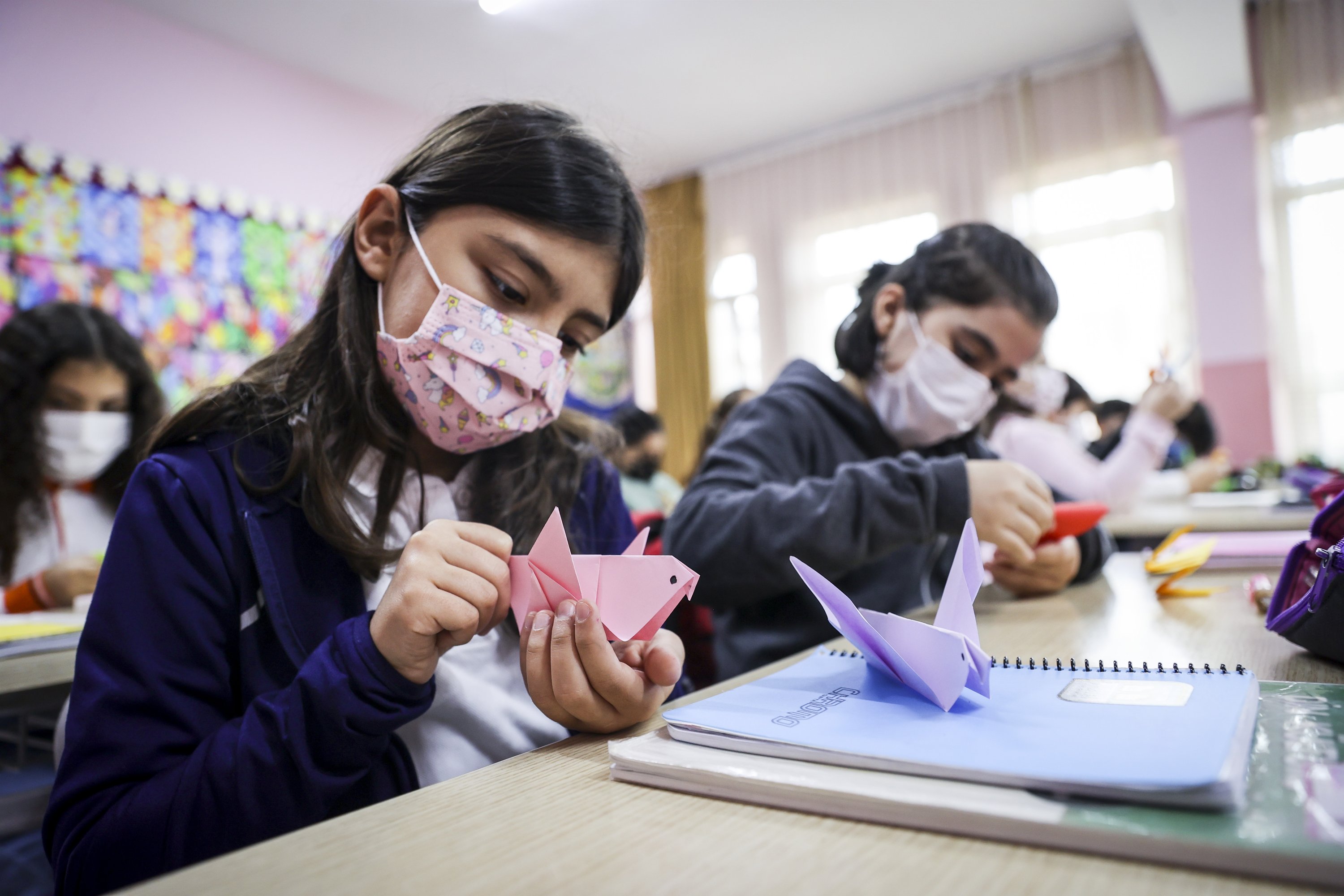 Guru Budaya Agama dan Pengetahuan Moral Sekolah Dasar Kartal Salih Nafiz Tüzün Kevser elebi memberikan pendidikan kepada murid-muridnya dengan proyek origaminya dengan dongeng dan cerita, Istanbul, Turki, 26 April 2022. (AA Photo)
