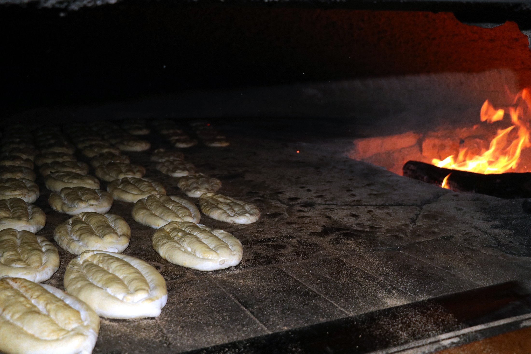 Roti jari disiapkan untuk oven, Yozgat, Turki, 22 April 2022. (AA Photo)