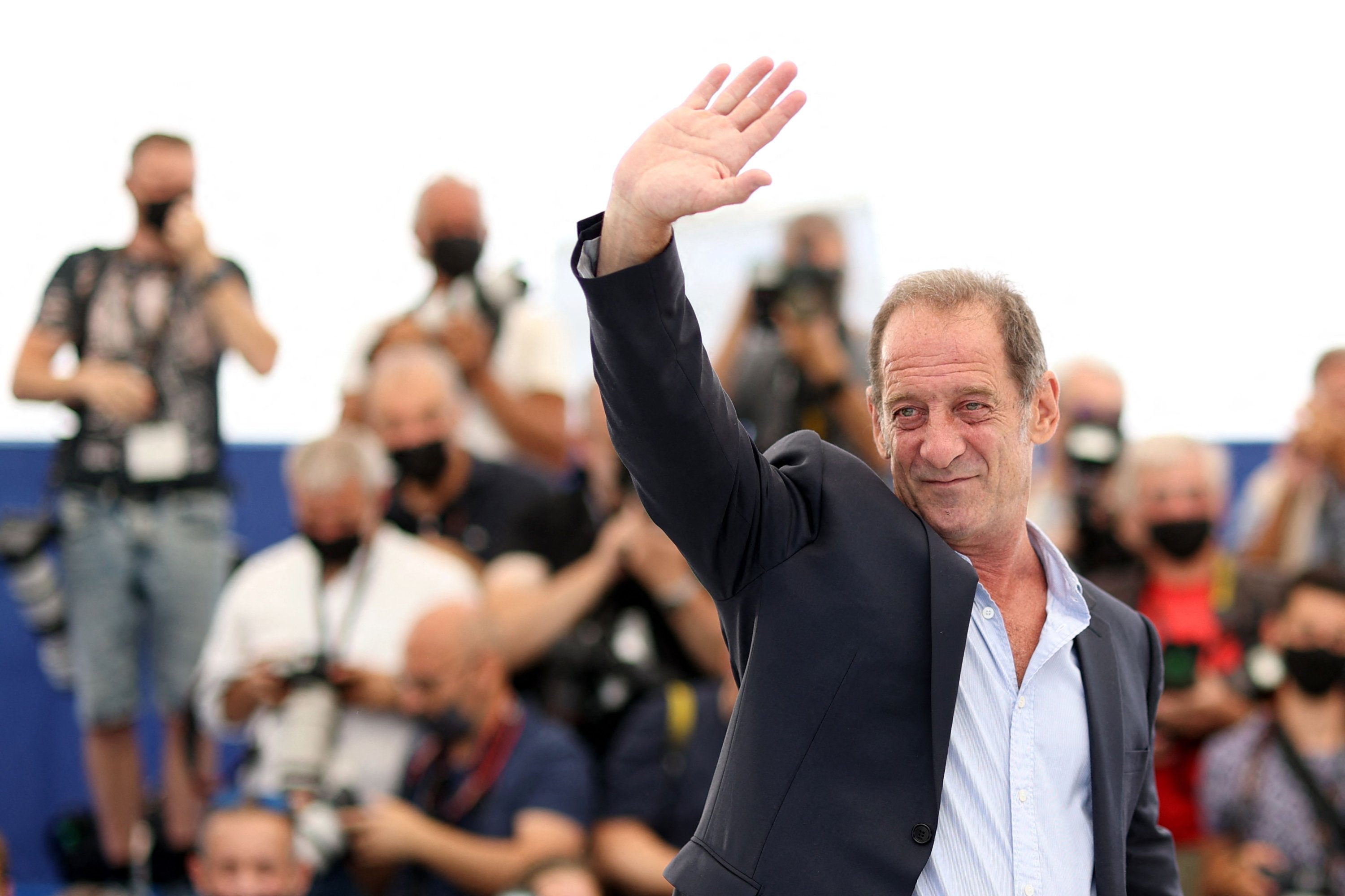 Aktor Prancis Vincent Lindon melambai saat sesi pemotretan untuk film tersebut 