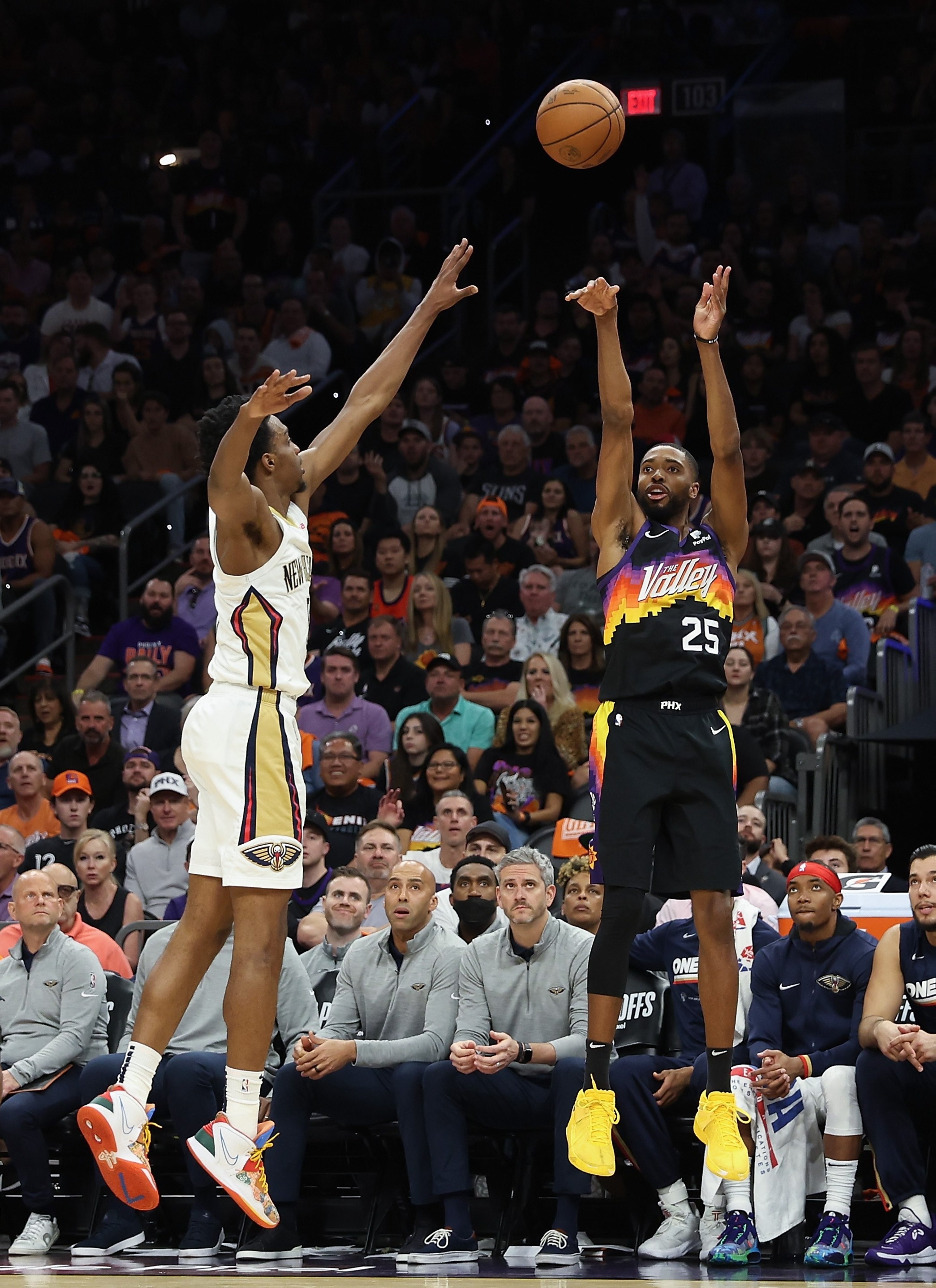 Suns' Mikal Bridges (R) puts up a 3-point shot over Pelican's Herbert Jones during an NBA playoffs game, Phoenix, Arizona, April 26, 2022. (AFP Photo)