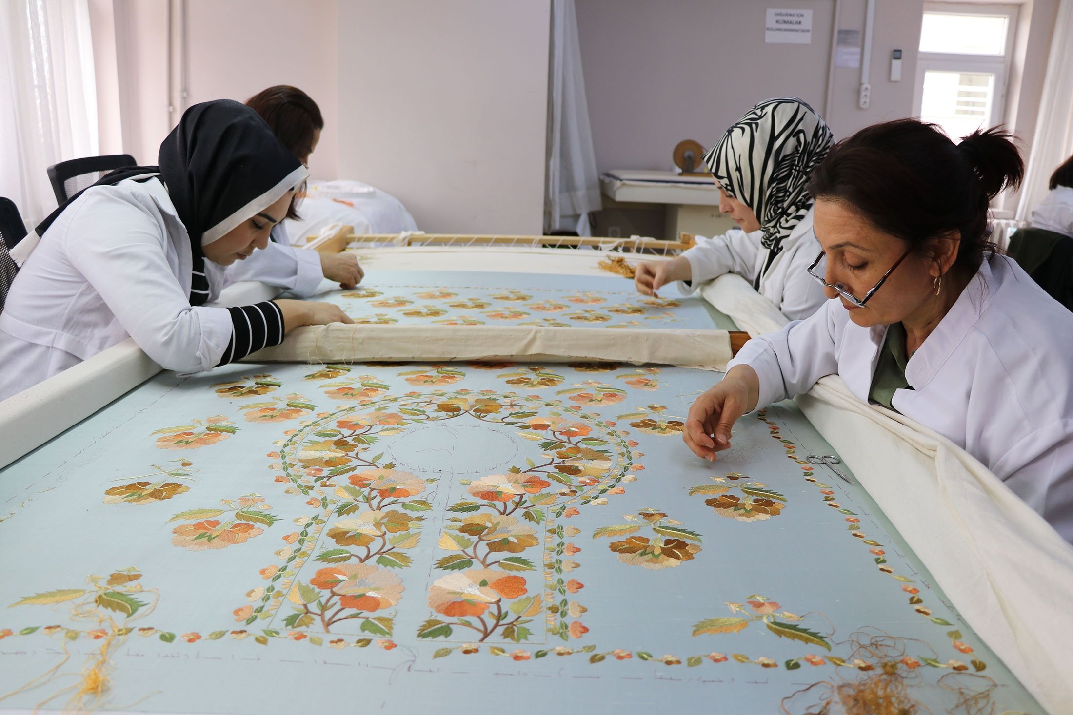 Wanita bekerja untuk memproduksi dan menyulam tradisional Ottoman 