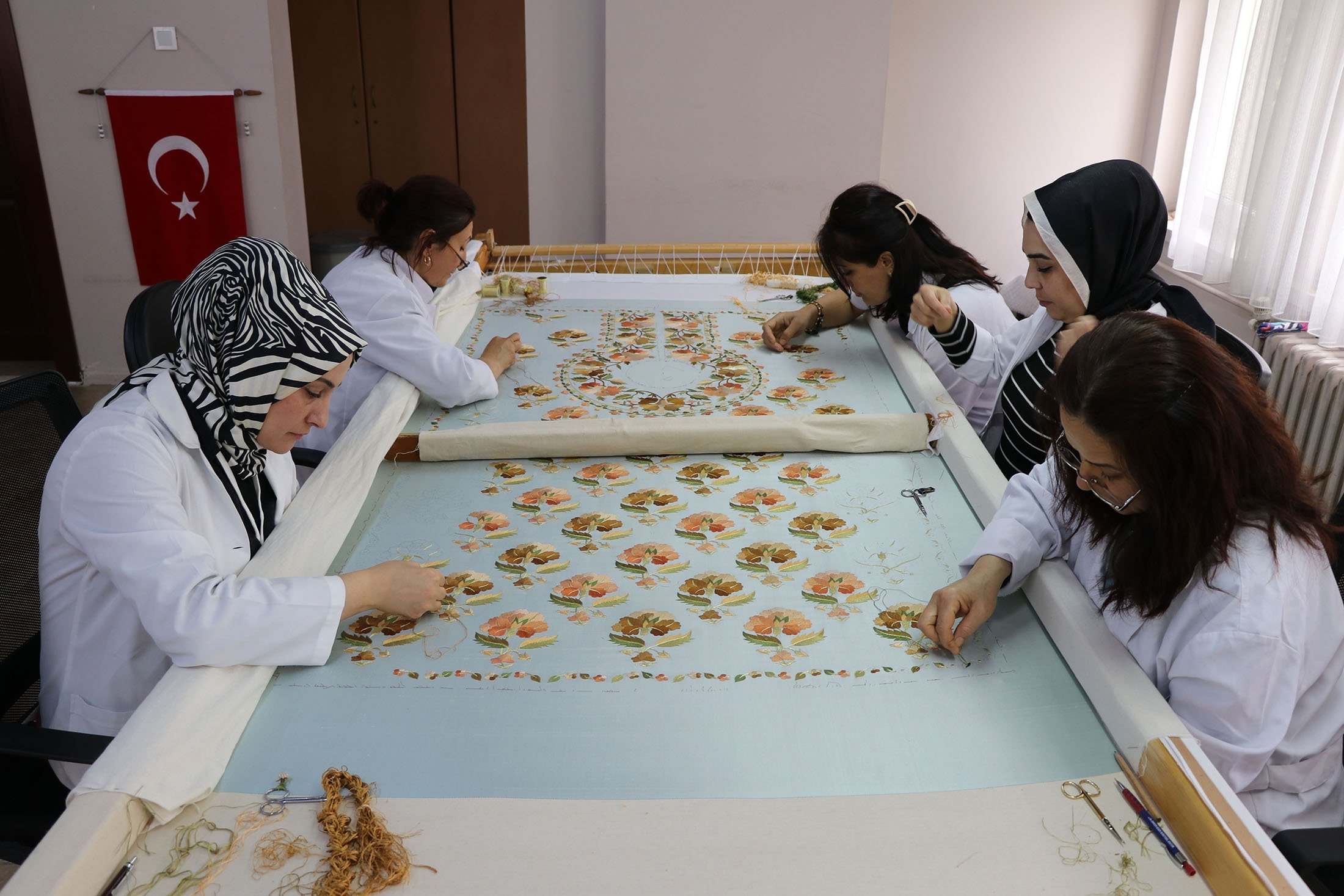 Les femmes travaillent à la production et à la broderie traditionnelle ottomane 