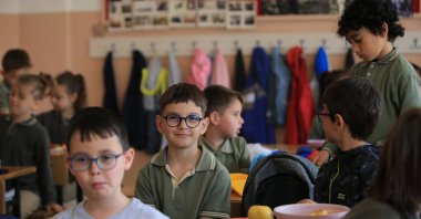 Children without protective masks in a classroom at a school, in Kırklareli, northwestern Turkey, April 27, 2022. (AA PHOTO)