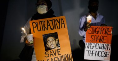 Activists hold placards and candles during a candlelight vigil against the death penalty for Malaysian national Nagaenthran K. Dharmalingam, who was convicted of a drug offence 11 years ago in Singapore but diagnosed as intellectually disabled, Kuala Lumpur, Malaysia, April 26, 2022. (EPA Photo)