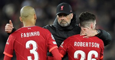 Liverpool&#039;s German manager Jurgen Klopp (C) congratulates Liverpool&#039;s Brazilian midfielder Fabinho (L) and Liverpool&#039;s Scottish defender Andrew Robertson at the end of the UEFA Champions League semifinal first leg football match between Liverpool and Villarreal, at the Anfield Stadium, in Liverpool, April 27, 2022. (AFP Photo)