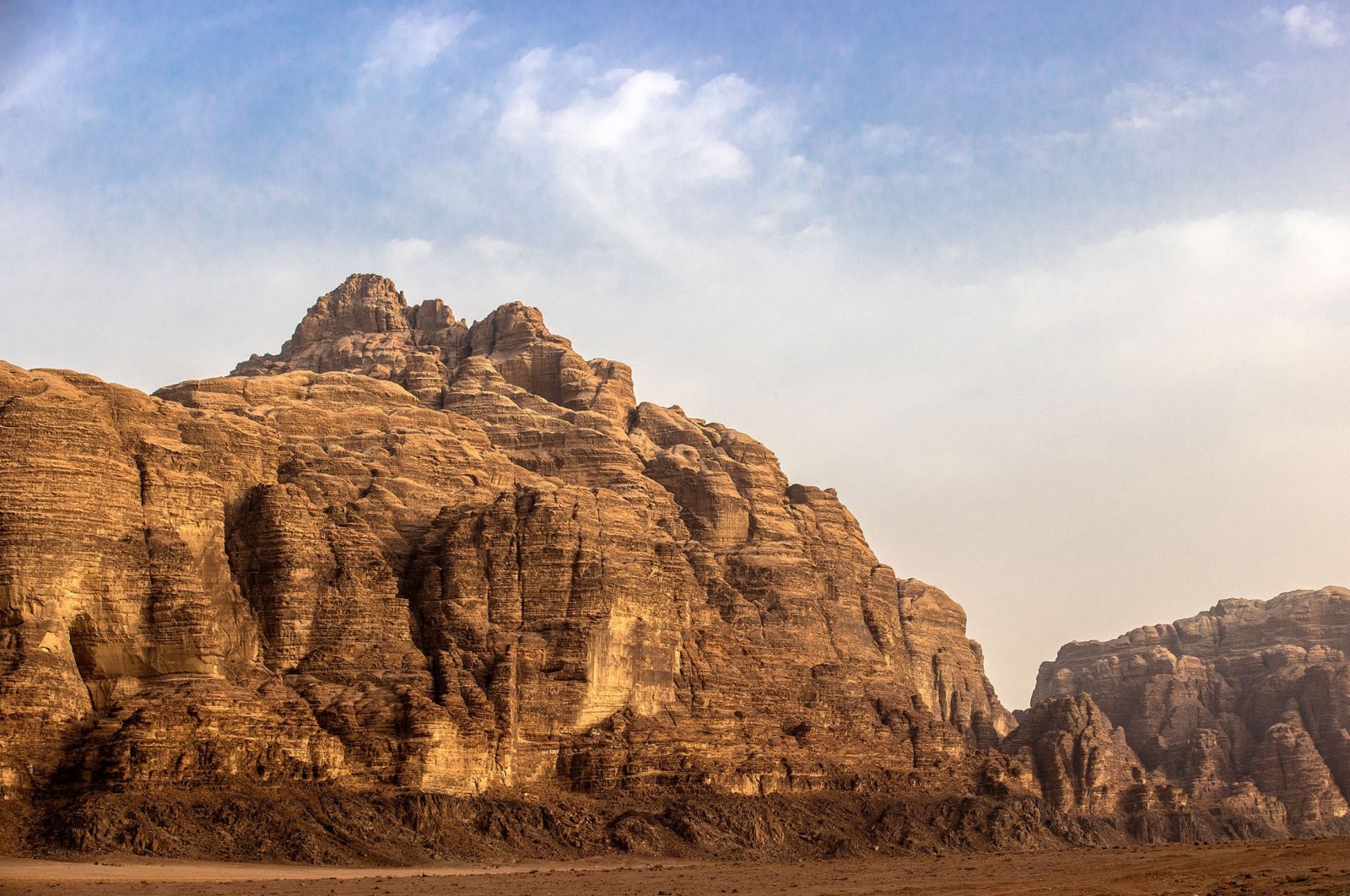 Keindahan Mars: Lembah planet merah di Wadi Rum Yordania yang tidak wajar
