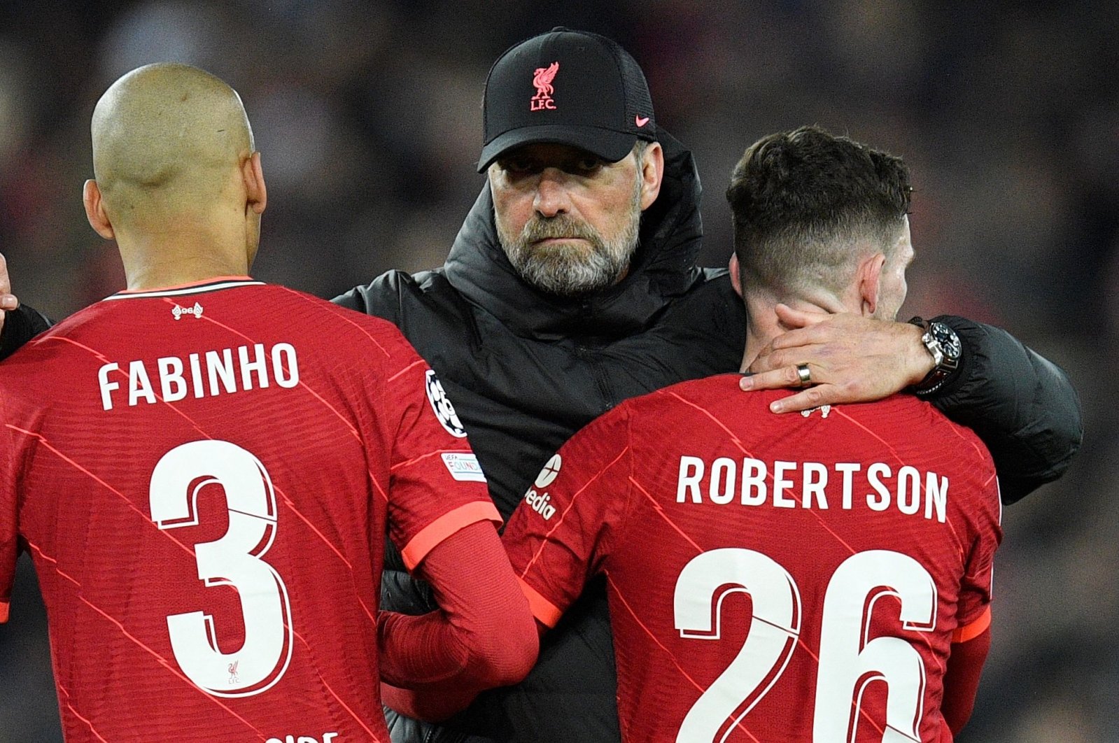 Liverpool&#039;s German manager Jurgen Klopp (C) congratulates Liverpool&#039;s Brazilian midfielder Fabinho (L) and Liverpool&#039;s Scottish defender Andrew Robertson at the end of the UEFA Champions League semifinal first leg football match between Liverpool and Villarreal, at the Anfield Stadium, in Liverpool, April 27, 2022. (AFP Photo)