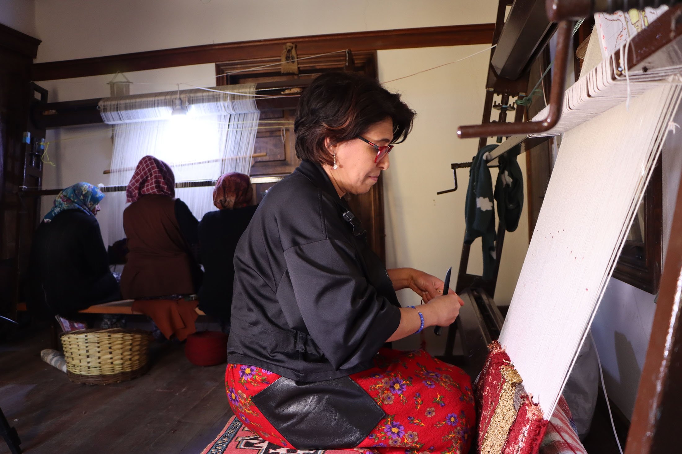 Para wanita menenun karpet Kula tradisional di sebuah rumah bersejarah yang berubah menjadi bengkel di distrik Kula, Manisa, Turki, 27 April 2022. (AA Photo)