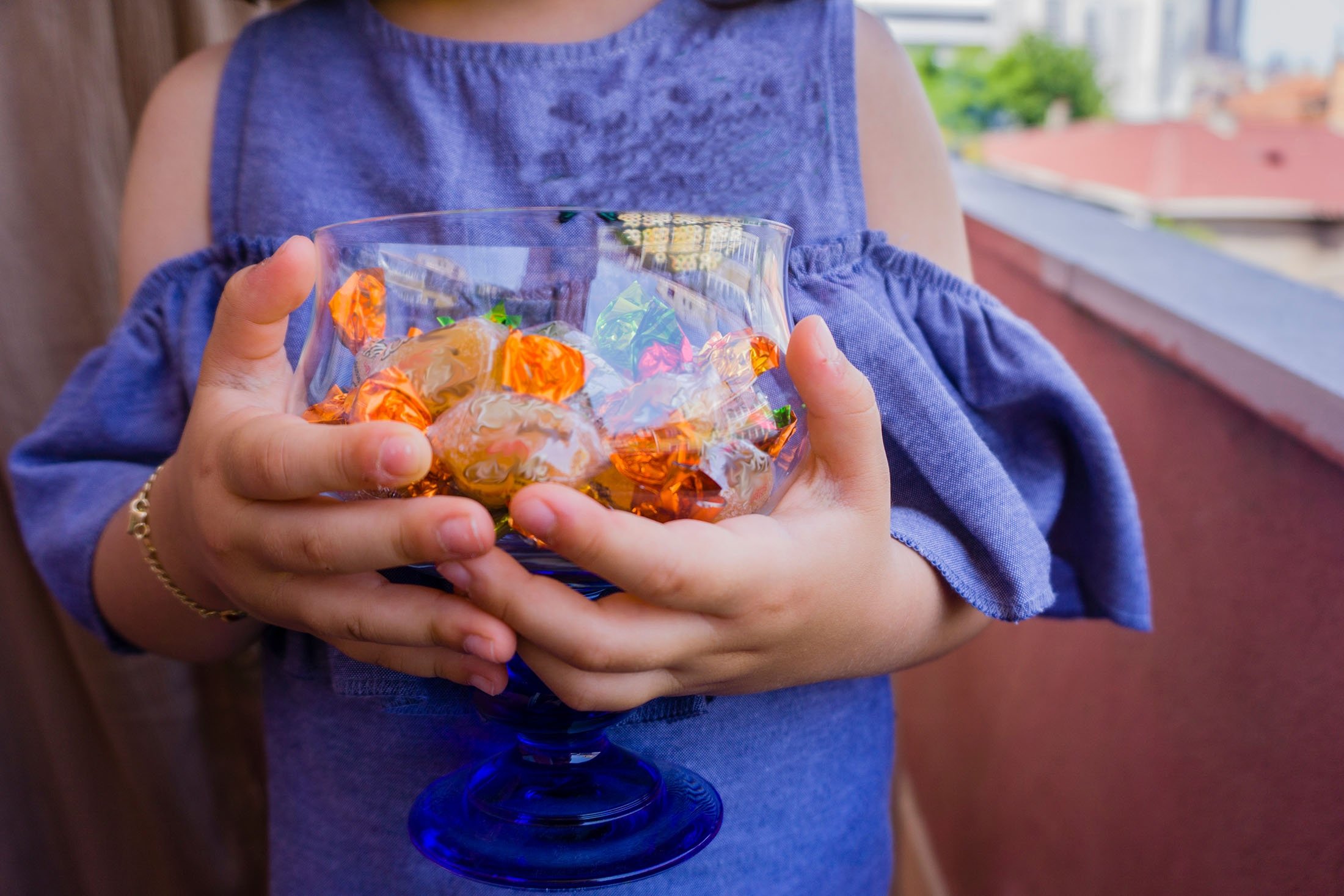 Anak-anak bergegas dari rumah ke rumah mengumpulkan manisan di eker Bayram, atau Pesta Permen.  (Foto Shutterstock)