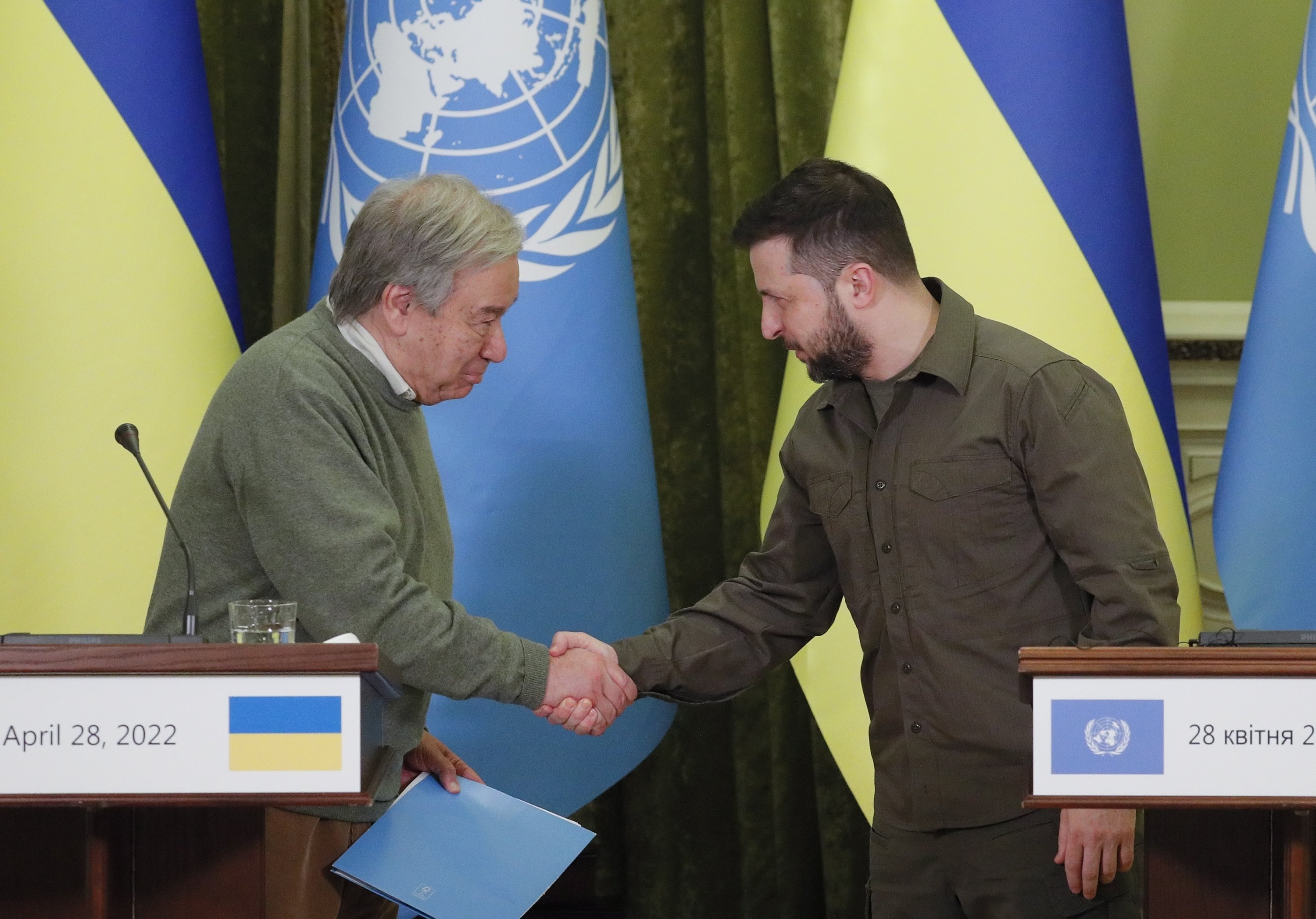 Presiden Ukraina Volodymyr Zelenskyy (kanan) dan Sekretaris Jenderal PBB Antonio Guterres berjabat tangan selama konferensi pers bersama mereka di Kyiv, Ukraina, 28 April, April 2022. (EPA Photo)