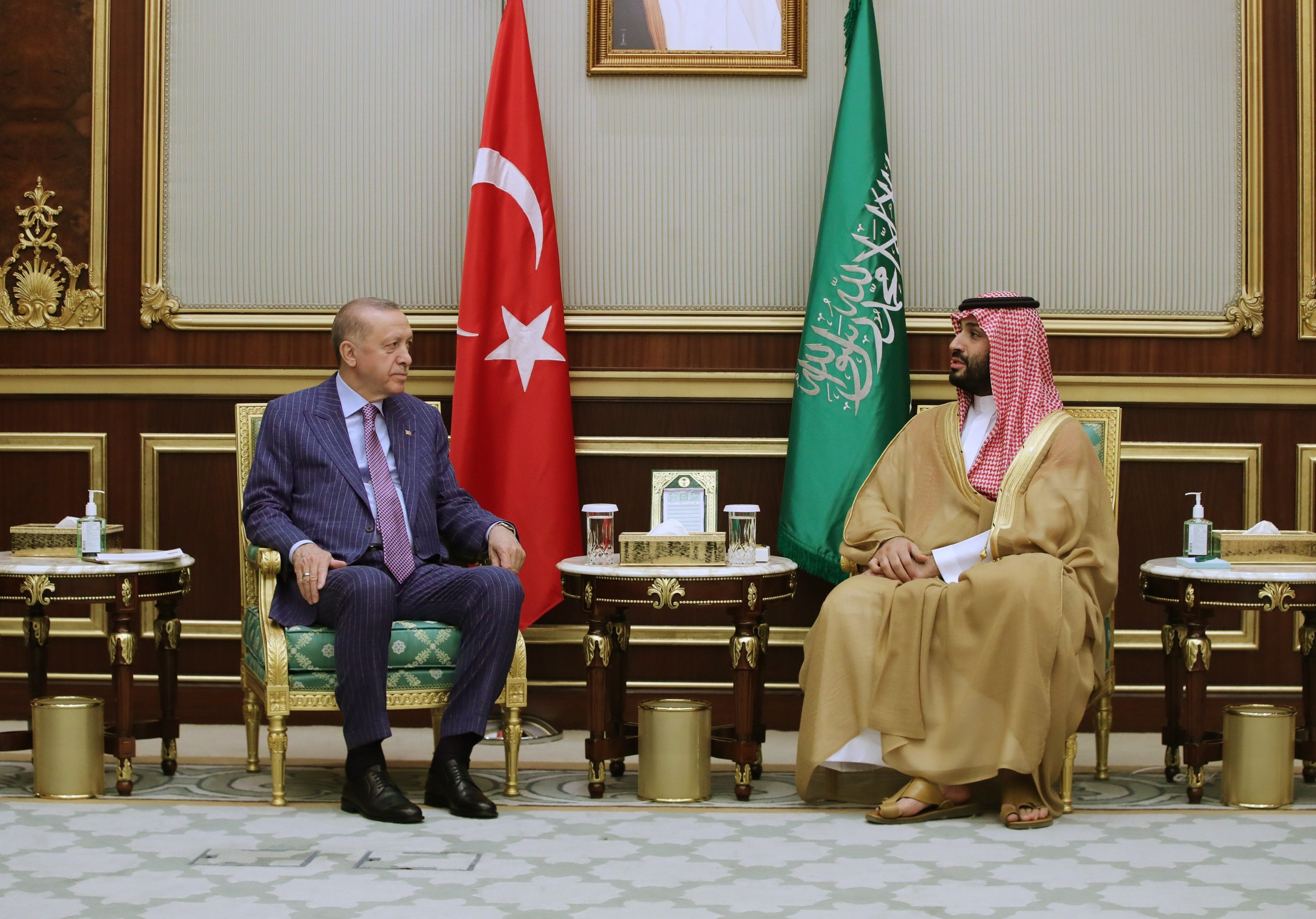 Cumhurbaşkanı Tayyip Erdoğan (solda), 28 Nisan 2022'de Suudi Arabistan'ın Cidde kentinde Veliaht Prens Muhammed bin Salman ile bir araya geldi. (Murat Çetinmühürdar/PPO/IHA aracılığıyla bildiri)