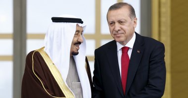 President Tayyip Erdoğan (R) and Saudi King Salman shake hands during a welcoming ceremony in Ankara, Turkey, April 12, 2016. (Reuters File Photo)