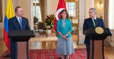 Handout picture released by the Colombian Presidency of President Ivan Duque (R) speaking next to Colombia&#039;s Vice President and Foreign Minister Marta Lucia Ramirez (C) and Turkey&#039;s Foreign Minister Mevlüt Çاavuşoğlu during a press conference in Bogota, April 27, 2022. (Photo by Colombian Presidency / AFP) 