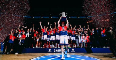 Bahçeşehir Koleji players celebrate winning the 2022 FIBA Europe Cup, Istanbul, Turkey, April 27, 2022. (DHA Photo)