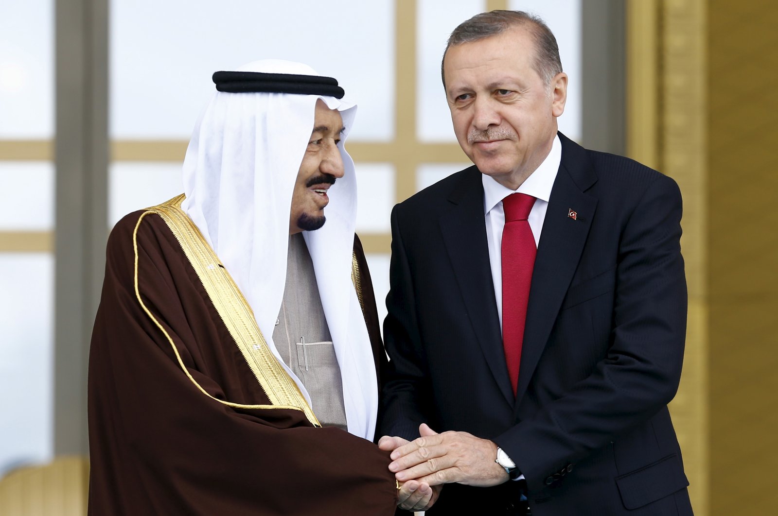 President Tayyip Erdoğan (R) and Saudi King Salman shake hands during a welcoming ceremony in Ankara, Turkey, April 12, 2016. (Reuters File Photo)