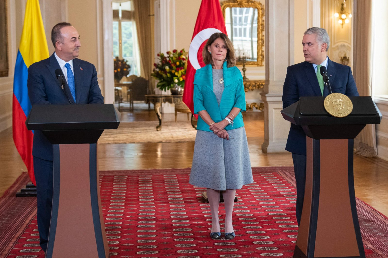 Handout picture released by the Colombian Presidency of President Ivan Duque (R) speaking next to Colombia&#039;s Vice President and Foreign Minister Marta Lucia Ramirez (C) and Turkey&#039;s Foreign Minister Mevlüt Çاavuşoğlu during a press conference in Bogota, April 27, 2022. (Photo by Colombian Presidency / AFP) 