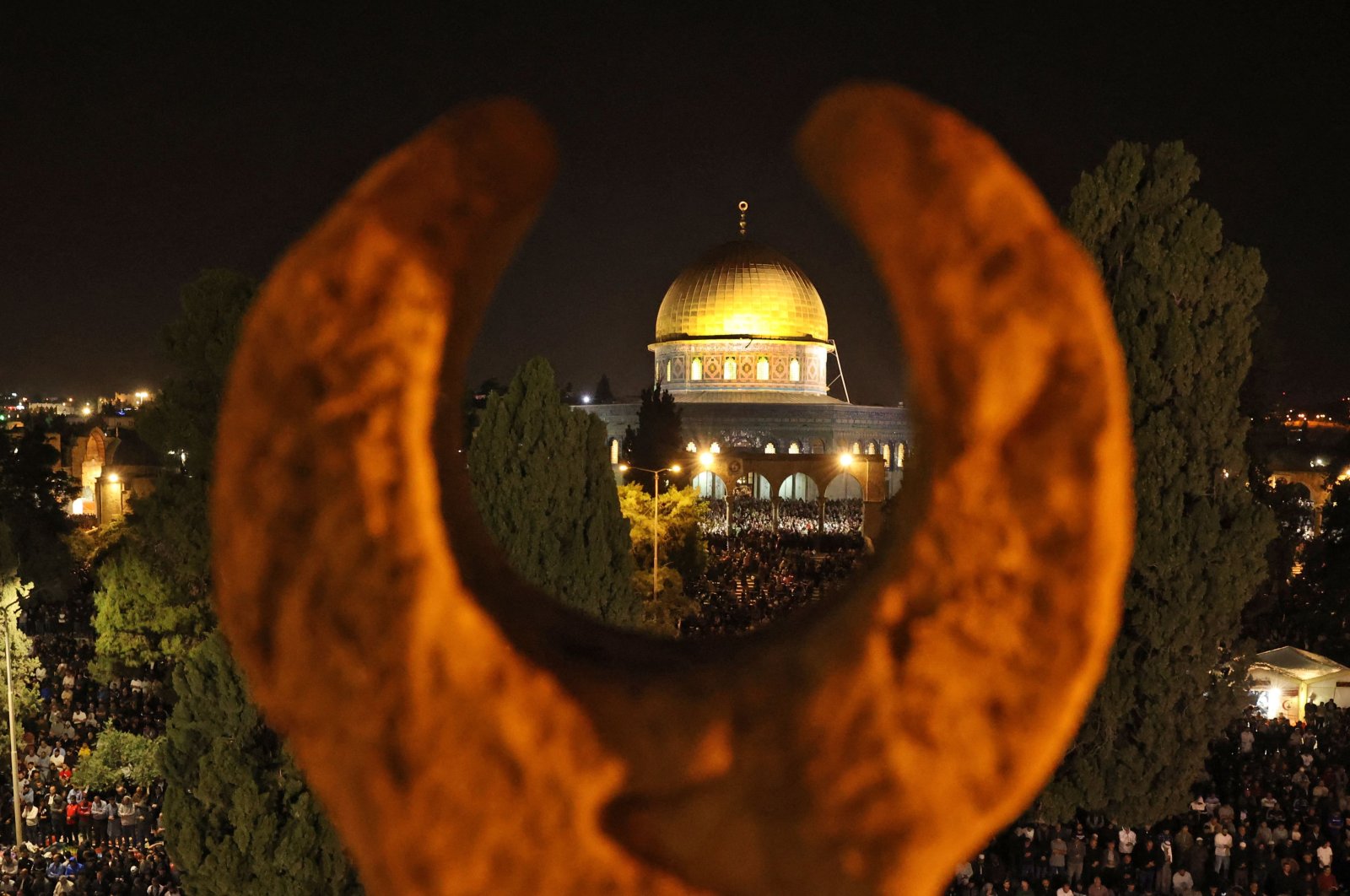 Palestinian devotees pray on Laylat al-Qadr outside the Dome of the Rock in Jerusalem&#039;s Al-Aqsa Mosque compound during the Muslim fasting month of Ramadan, occupied East Jerusalem, Palestine, April 27, 2022. (AFP Photo)