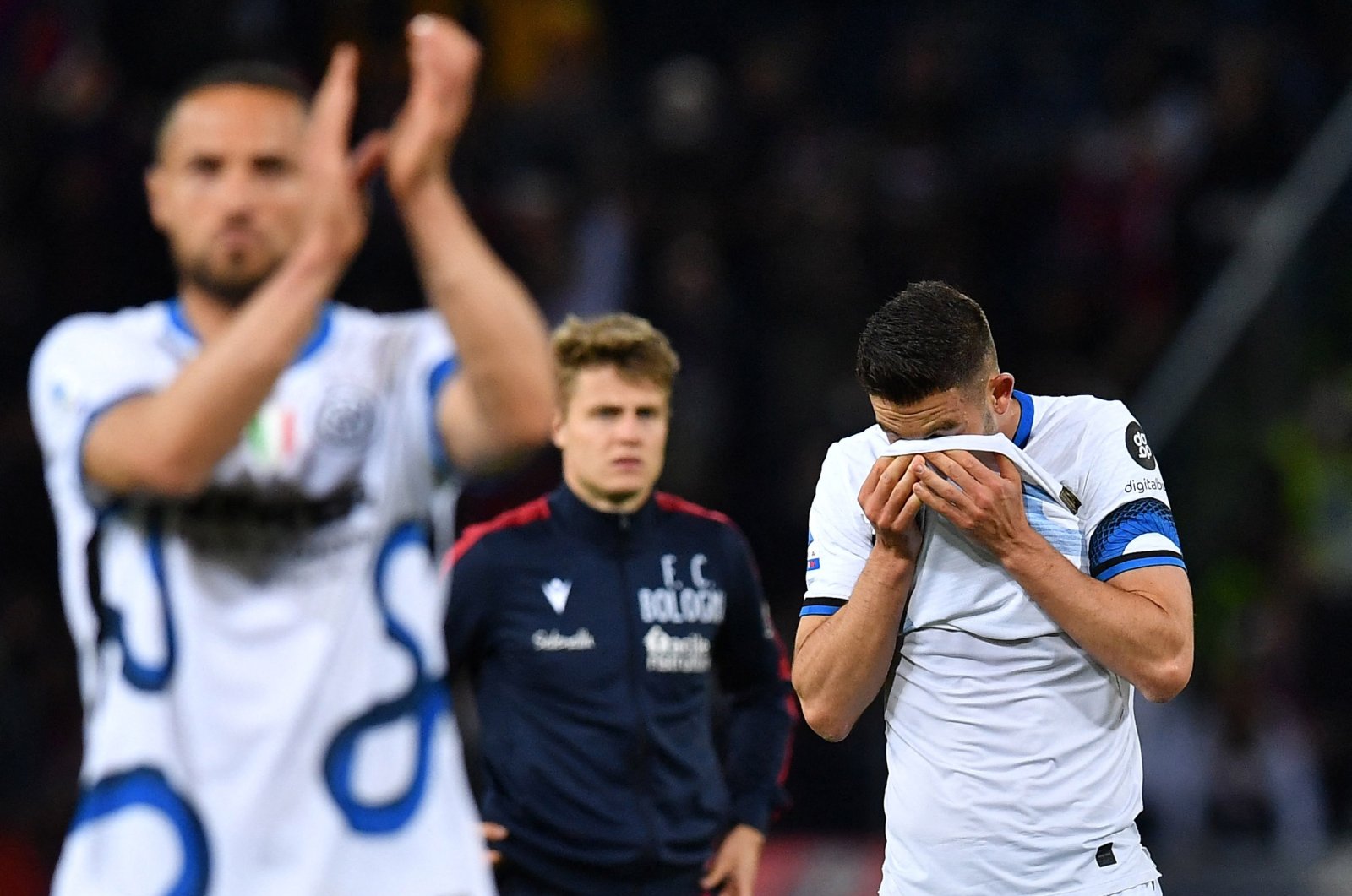 Inter Milan&#039;s Roberto Gagliardini (R) looks dejected after losing against Bologna in the Serie A, Bologna, Italy, April 27, 2022. (Reuters Photo)