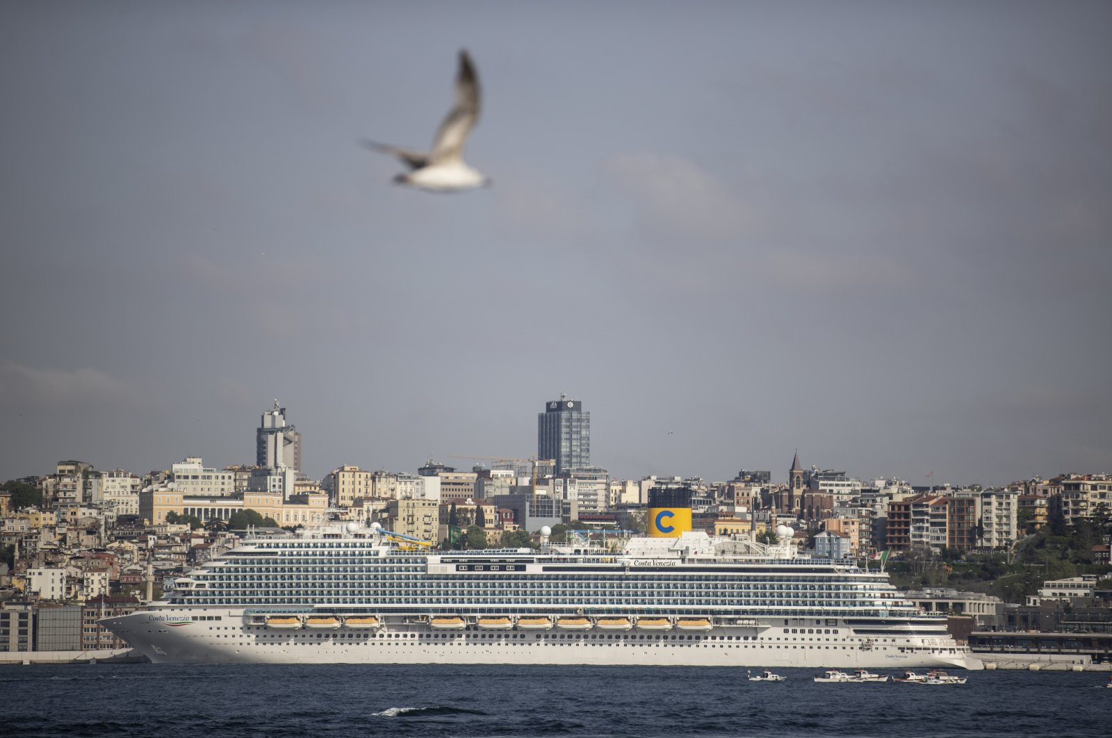 Kapal pesiar besar berlabuh di Galataport saat Istanbul bersiap untuk turis