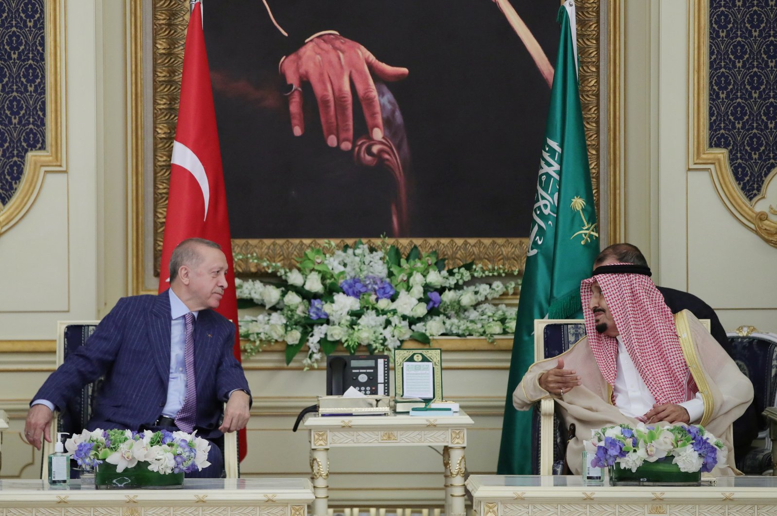 President Tayyip Erdoğan (L) meets with Saudi King Salman bin Abdulaziz in Jeddah, Saudi Arabia, April 28, 2022. (Murat Çetinmühürdar/PPO/Handout via Reuters)