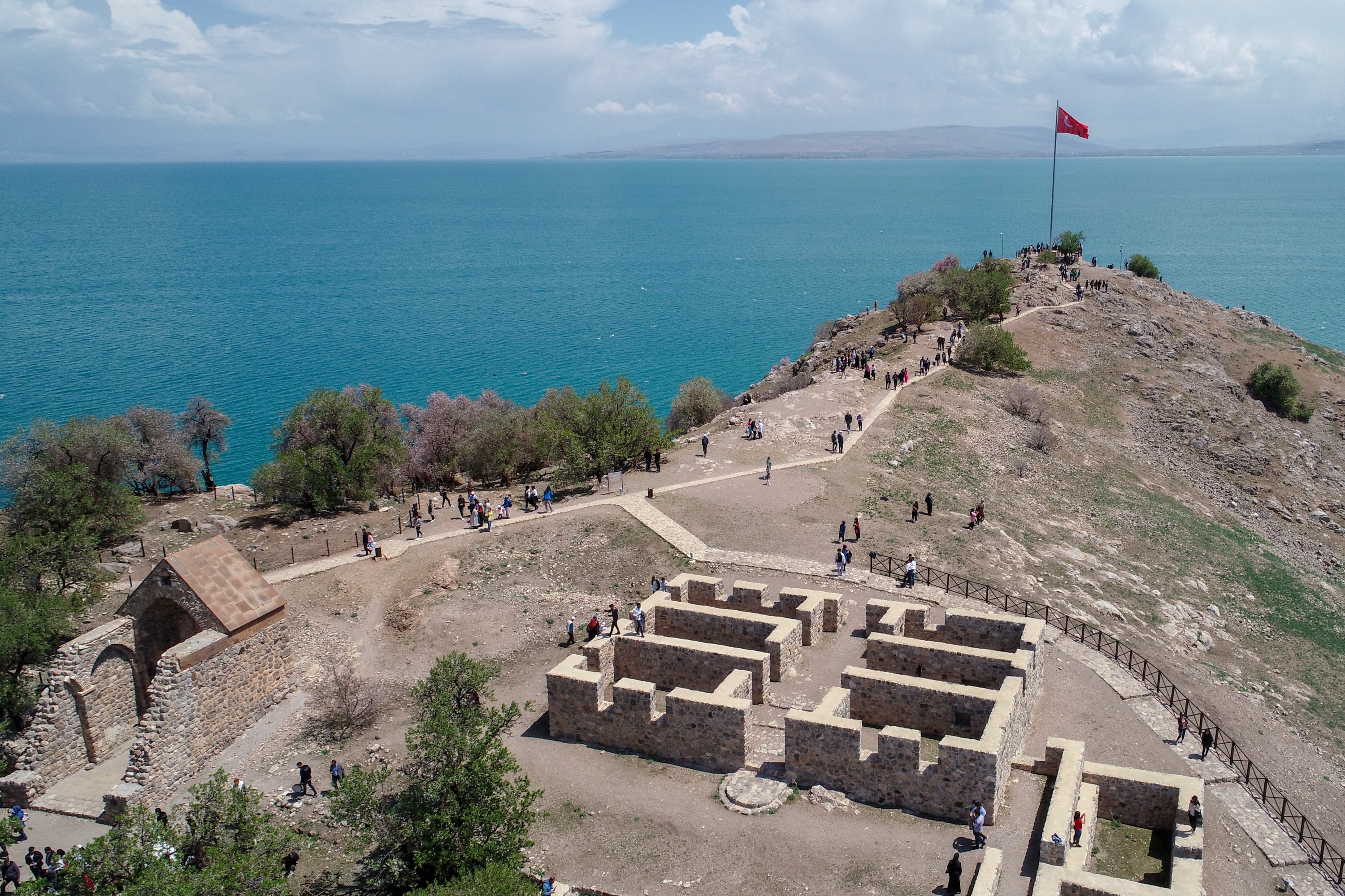 Diselenggarakan oleh Direktorat Provinsi Kebudayaan dan Pariwisata Van di Pulau Akdamar di distrik Gevaş di Van, the 